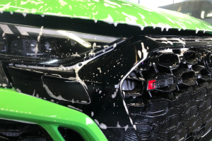 foto coche en proceso de lavado