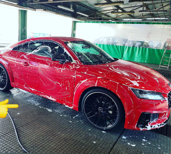 foto coche en proceso de lavado